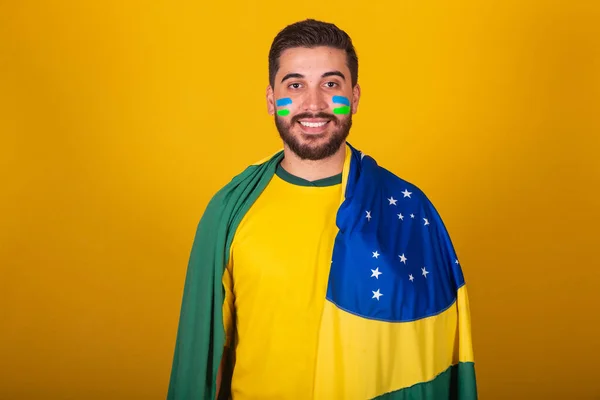 Hombre Brasileño Latinoamericano Animando Brasil Copa Del Mundo 2022 Mirando — Foto de Stock