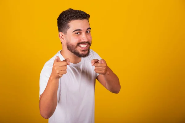 ブラジル系アメリカ人の男がカメラを向け笑顔で君を選び君を決め君のジェスチャーを示す 黄色の背景 — ストック写真