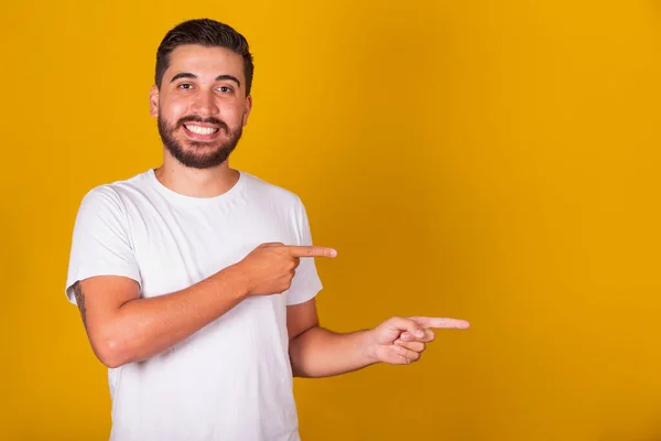 負の空間 広告の概念 提案の概念 選択の概念 黄色の背景のために 手と指を持つヒスパニック系 ブラジル人 — ストック写真