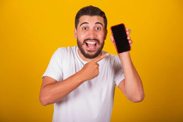 Hombre Brasileño Latinoamericano Con Mano Apuntando Teléfono Celular Pantalla Teléfono —  Fotos de Stock