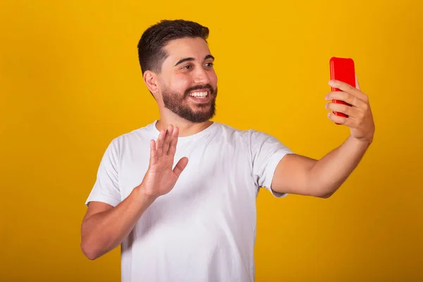 Brezilyalı Latin Amerikalı Adam Cep Telefonuyla Selfie Çekiyor Video Görüşmesinde — Stok fotoğraf
