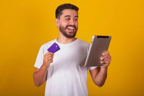 Homem Latino Americano Brasileiro Surpreso Feliz Segurando Tablet Cartão Crédito — Fotografia de Stock