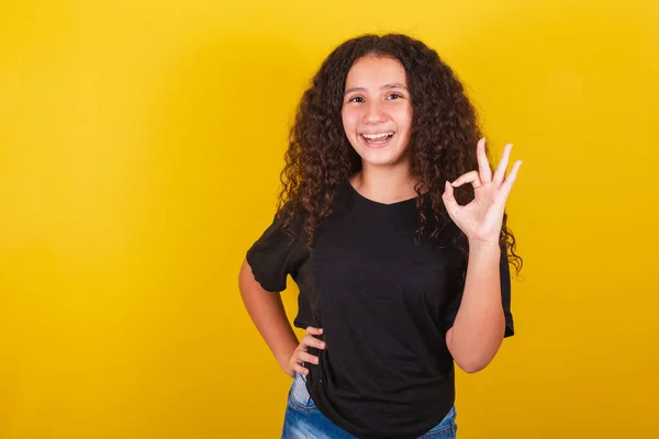 Brezilyalı Latin Amerikalı Afro Saçlı Sarı Arkaplan Gülümseyen Parmaklarıyla Işaret — Stok fotoğraf