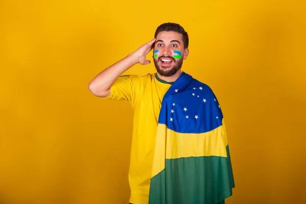 ブラジル人 ラテンアメリカ人 ブラジルを応援し 2022ワールドカップでは パトリオット ナショナリスト 気配り フィールドを見て 注目とサスペンスの表現 — ストック写真