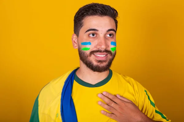 Brasiliansk Man Latinamerikansk Hejar Brasilien 2022 Patriot Nationalist Med Handen — Stockfoto