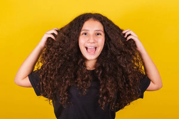 Brazylijczyk Latynoska Dziewczyna Afro Włosy Żółte Tło Ręce Głowie Symbol — Zdjęcie stockowe