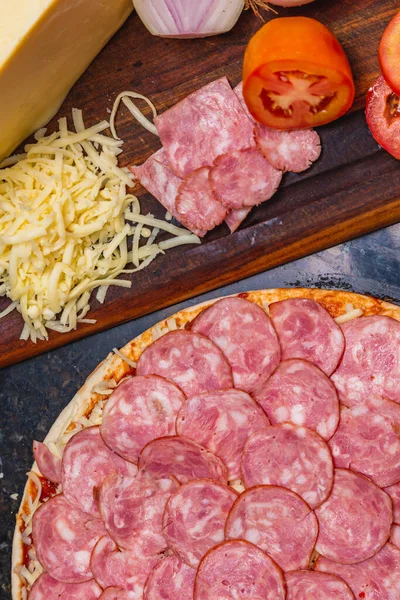Vorgebackene Pfefferoni Pizza Mit Frischen Pizza Zutaten Auf Holzbrett — Stockfoto