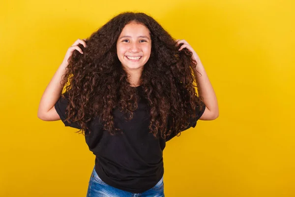 Brezilyalı Latin Amerikalı Kız Afro Saç Sarı Arka Plan Eller — Stok fotoğraf