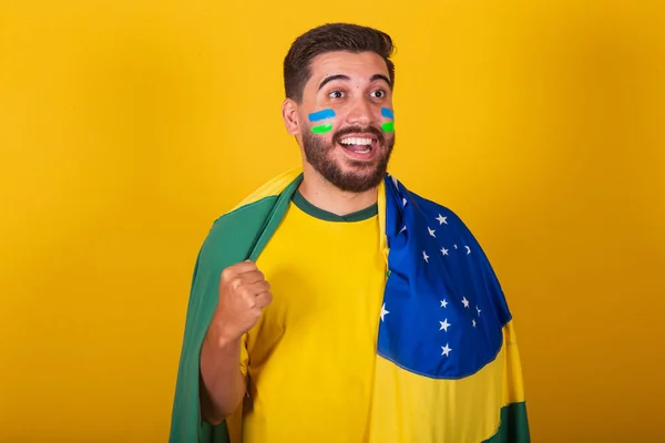 Brazilský Muž Latinskoamerický Fandící Brazilské Světovém Poháru 2022 Fanoušek Černovlásky — Stock fotografie
