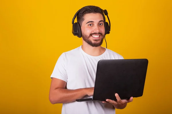 Szczęśliwy Brazylijczyk Ameryki Łacińskiej Trzymający Notatnik Uśmiechnięty Słuchawkami Koncepcja Pracownika — Zdjęcie stockowe