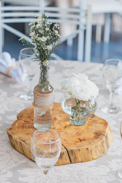 雅致雅致的婚宴餐桌 鲜花盛开 — 图库照片