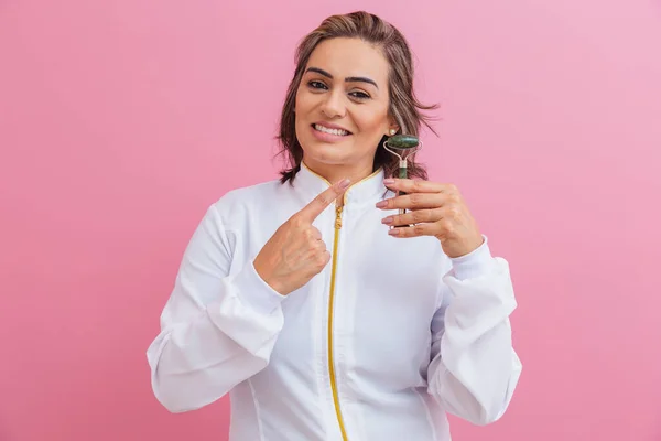 Projektant Brwi Profesjonalny Kosmetyczka Przedsiębiorcza Kobieta Lekarz Estetyczny Trzymając Jadeitowy — Zdjęcie stockowe