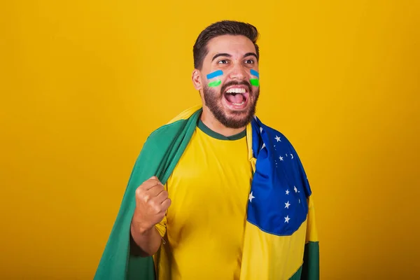 ブラジル人男性ラテンアメリカ人ブラジル人のための応援 ワールドカップ2022では ファン ブルネット お祝い 幸せな叫びの目標 ハンサムな — ストック写真