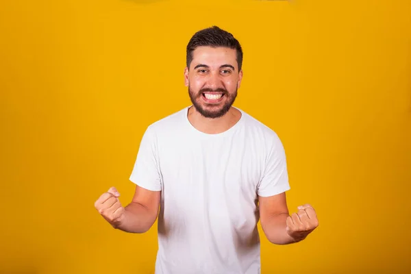 ブラジル系ラテン系アメリカ人の男性 腕を祝うと 幸福と悲鳴 勝者のような 自信を持って 黄色の背景 — ストック写真