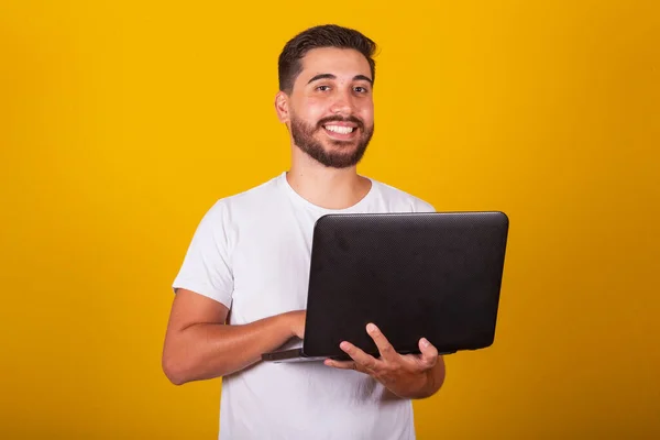ブラジル系アメリカ人の男性 ノートブックと笑顔を保持 仕事の概念 インターネットアクセス — ストック写真