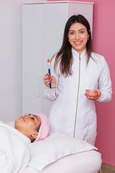 Esthéticienne Tenant Crème Masque Pour Visage Patient Melasma Pour Traitement — Photo
