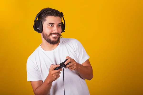 Szczęśliwy Brazylijczyk Ameryki Łacińskiej Słuchawkami Kontrolerem Gier Wideo Gry Emocje — Zdjęcie stockowe