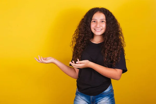 Brazylijska Latynoamerykańska Dziewczyna Afro Włosów Żółte Tło Uśmiech Sugestia Sugestia — Zdjęcie stockowe
