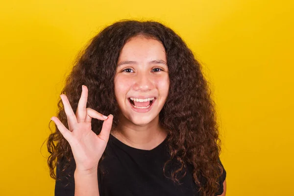 Brazylijczyk Latynoska Amerykańska Dziewczyna Afro Włosy Żółte Tło Uśmiech Znak — Zdjęcie stockowe