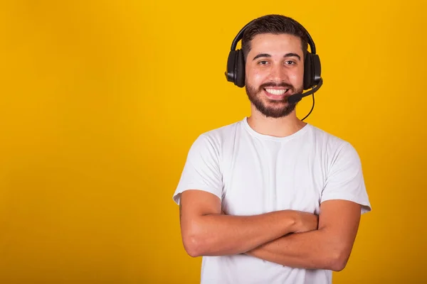 Gelukkige Braziliaanse Latijns Amerikaanse Man Met Headset Microfoon Telemarketer Telefoon — Stockfoto