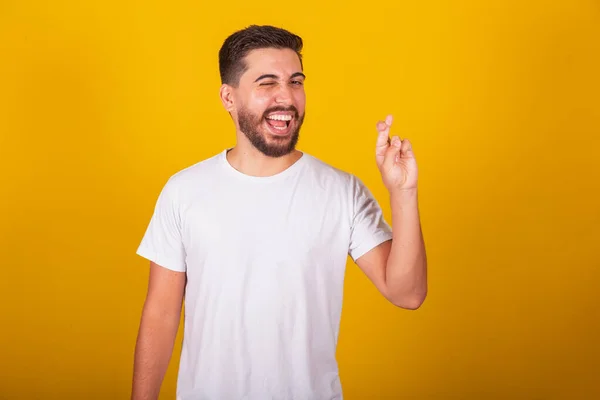 ブラジル系アメリカ人の男性 指が交差し 幸運な兆候 黄色の背景 — ストック写真