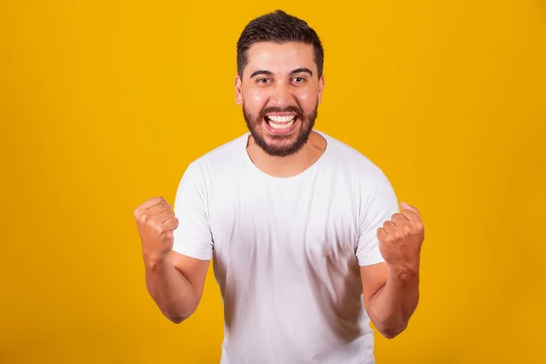 ブラジル系ラテン系アメリカ人の男性 腕を祝うと 幸福と悲鳴 勝者のような 自信を持って 黄色の背景 — ストック写真