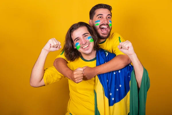 巴西的朋友 拉丁美洲 多样性 在2022年世界杯上为巴西欢呼 一起震动和庆祝 一起为朋友欢呼 一起观看比赛 尖叫的进球 幸福的拥抱 — 图库照片