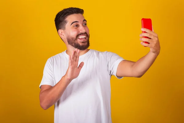 Brasileiro Latino Americano Tirando Selfie Com Celular Videochamada Conversando Sorrindo — Fotografia de Stock