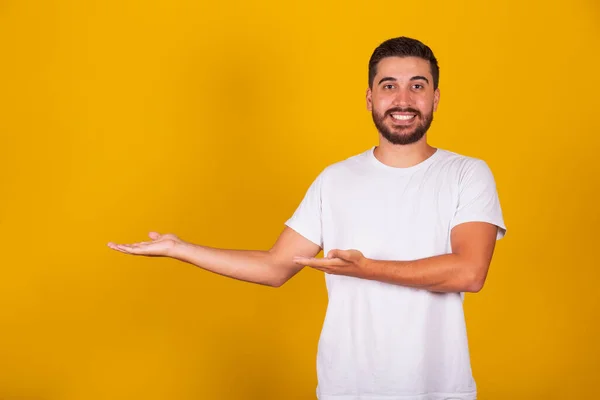 負の空間 広告の概念 提案の概念 選択の概念 黄色の背景のために 手と指を持つヒスパニック系 ブラジル人 — ストック写真