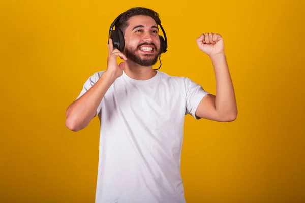 Brasilianischer Lateinamerikanischer Mann Glücklich Mit Musik Headset Genießt Einen Sound — Stockfoto