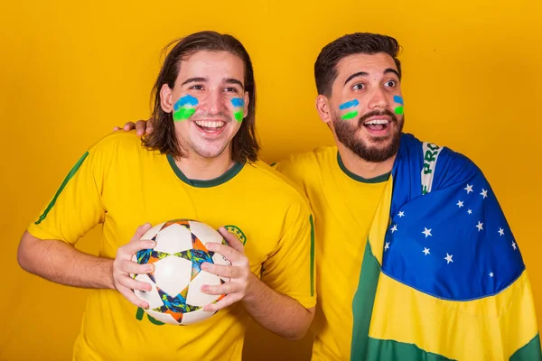 Brasilianska Vänner Latinamerikaner Mångfald Jubel För Brasilianska 2022 Håller Bollen — Stockfoto