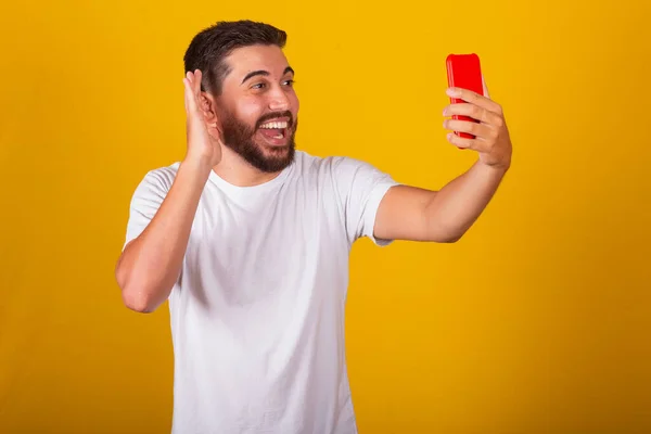 Brasileiro Latino Americano Tirando Selfie Com Celular Videochamada Conversando Sorrindo — Fotografia de Stock