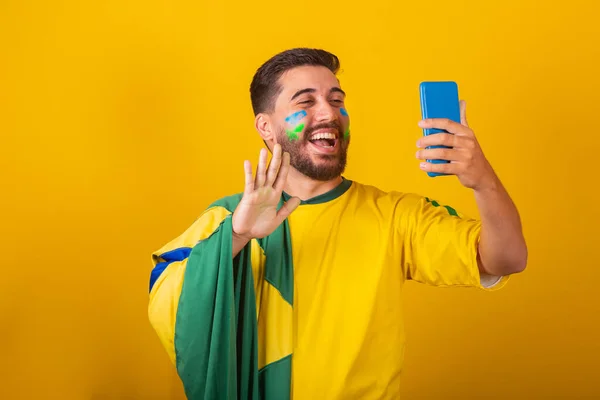 브라질 아메리카 2022에서 브라질인을 응원하는 친구들 원격으로 이야기하는 핸드폰을 — 스톡 사진