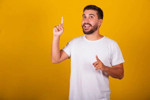 ブラジル系ラテンアメリカ人の男性は アイデア 知っていた 解決を表す上昇指で アイデア 創造の概念 黄色の背景 — ストック写真