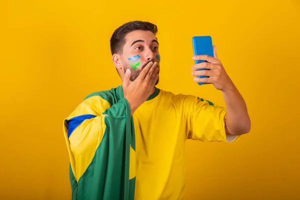 Braziliaanse Latijns Amerikaanse Man Juichen Voor Braziliaans Wereldbeker 2022 Video — Stockfoto