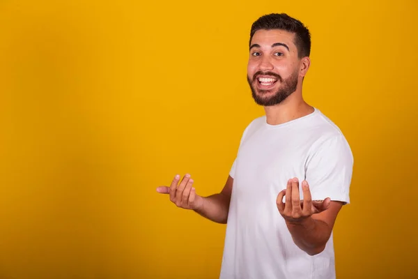 ブラジル系アメリカ人の男性 ジェスチャーを呼び出すと 自閉症 黄色の背景 テキストや広告のためのスペース — ストック写真