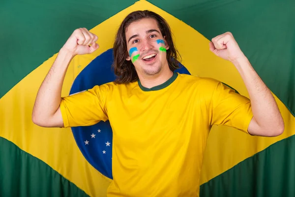 ブラジルを応援する白人 ブラジル人 ラテン系アメリカ人男性 ワールドカップ2022 ブラジルの国旗を背景に振動と応援 — ストック写真