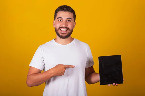 Braziliaanse Latijns Amerikaanse Man Met Tafel — Stockfoto