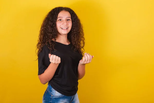 ブラジル人ラテン系アメリカ人の女の子アフロヘア黄色の背景笑顔来て歓迎手と指で来てここで表現する — ストック写真