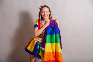 Güzel beyaz Brezilyalı kadın frevo şemsiyeli frevo karnaval kıyafetleri giyiyor. lgbt bayrağı ile