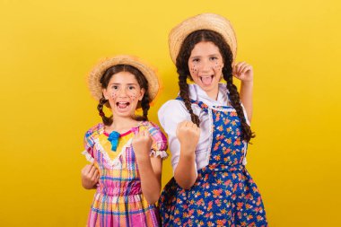 Festa Junina 'nın tipik kıyafetlerini giyiyorlar. Kutlama, kutlama, evet, zafer.