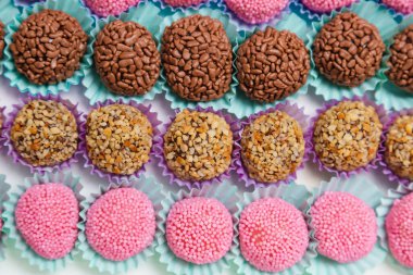 Lezzetli çocukların doğum günü şekerleri, brigadeiro, öpücük, hindistan cevizi şekeri, çilekli tugadeiro. Brezilya tatlıları