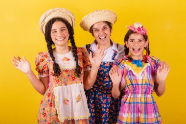 Büyükannesi ve iki torunu tipik Festa Junina kıyafetleri giymişler. Şaşırmış, şaşırmış, vay canına, inanılmaz.