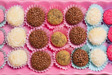 Lezzetli çocukların doğum günü şekerleri, brigadeiro, öpücük, hindistan cevizi şekeri, çilekli tugadeiro. Brezilya tatlıları