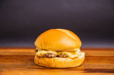 Lezzetli geleneksel Brezilya hamburgeri, X burger, et ve peynir. Tahtada..