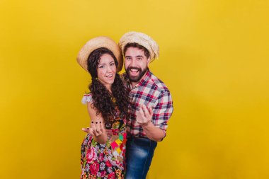 Festa Junina için tipik kıyafetler giymiş güzel bir çift. Arraia de Sao Joao. Ellerimle aradım. davet.
