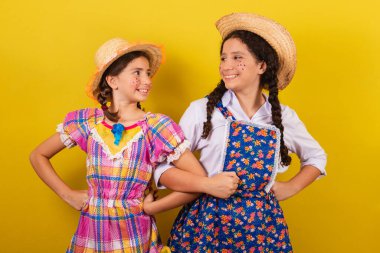 Festa Junina 'nın tipik kıyafetlerini giyiyorlar. Dans, parti, oyun.