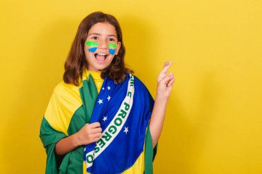 Brezilyalı beyaz çocuk futbol fanatiği, şans diliyor, tezahürat yapıyor, umut ediyor. Dünya Kupası. Olimpiyatlar.