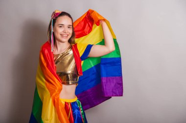 Güzel beyaz Brezilyalı kadın frevo şemsiyeli frevo karnaval kıyafetleri giyiyor. lgbt bayrağı ile