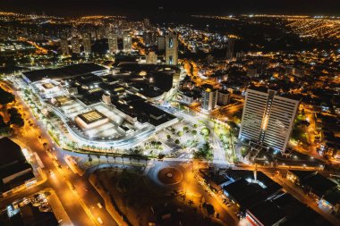 Ribeiro Preto, Sao Paulo, Brezilya - 23 Nisan 2022: Sao Paulo 'nun içindeki ünlü alışveriş merkezi Ribeiro Alışveriş' nin gece görüntüleri.